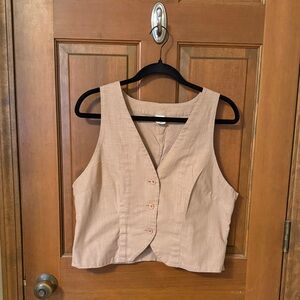 Melrose and Market Beige Sleeveless Button-Up Blouse